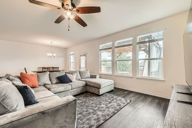 Building Photo - Convenient to Lackland!