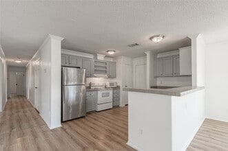 Building Photo - 112 Varsity Dr