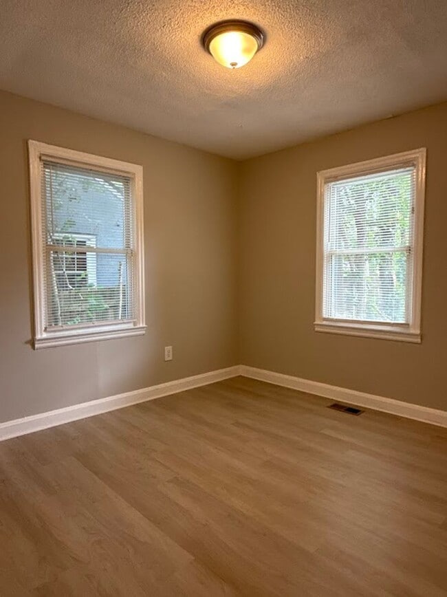 Building Photo - 1376 Lockwood Dr SW