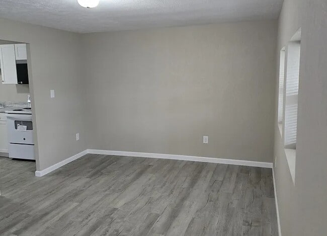 Building Photo - 114 Tacoma Rd