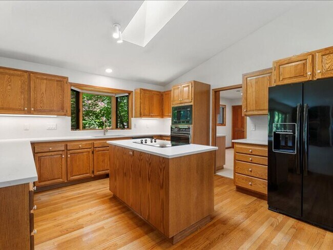 Building Photo - Stunning Custom Home 4 Bedroom in the Gated Mountain High Golf Community!