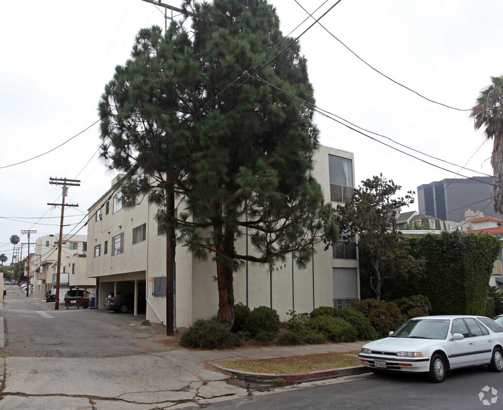 Foto principal - 968 S Barrington Ave