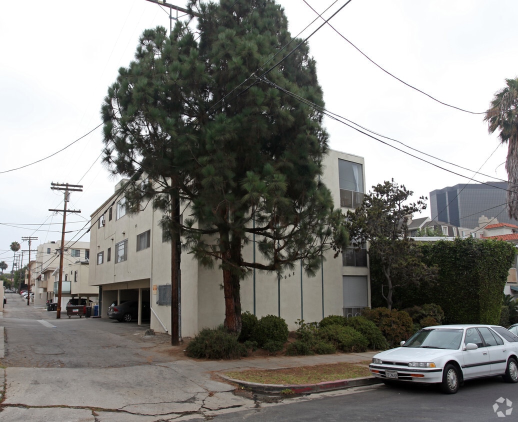 Primary Photo - 968 S Barrington Ave