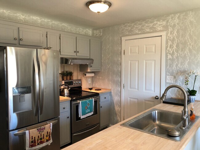 ¡Cocina totalmente equipada con vajilla y utensilios de cocina! - 372 Pioneer Dr