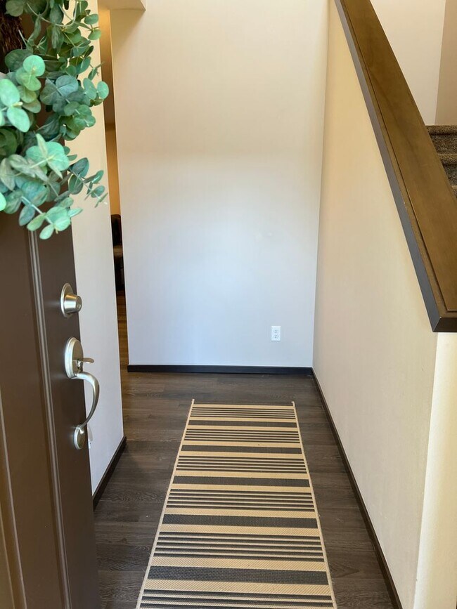 Foto del edificio - Modern Charm: Spacious 4-Bedroom Home in E...