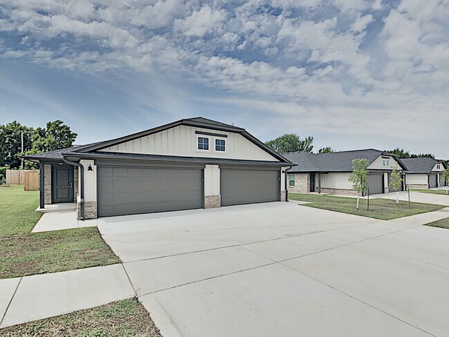 Foto del edificio - 2 Bedrooms 2 Bathroom with a 2 car garage Duplex with upgrades close to Broadway Extension, a sho...