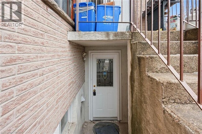 Building Photo - 114 Slinger Ave