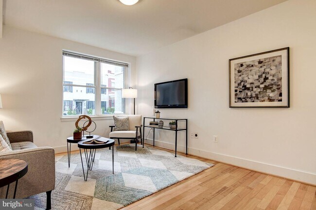Foto del edificio - 809 Otis Pl NW