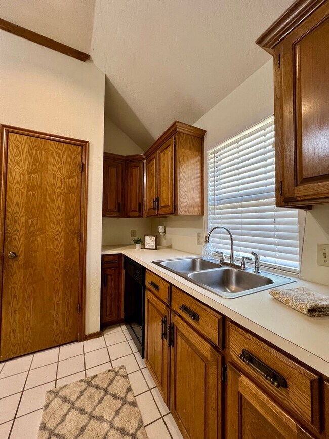 Building Photo - Spacious Bedroom Home in Westmoore School ...
