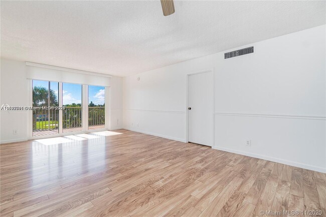 Building Photo - 250 Jacaranda Dr