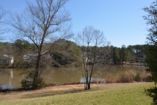 Building Photo - Beautiful townhouse with lakeside views, c...