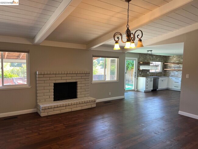 Foto del edificio - 3931 Pebble Dr