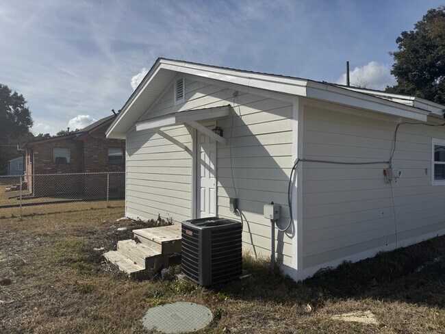 Foto del edificio - 3015 Melody Ln