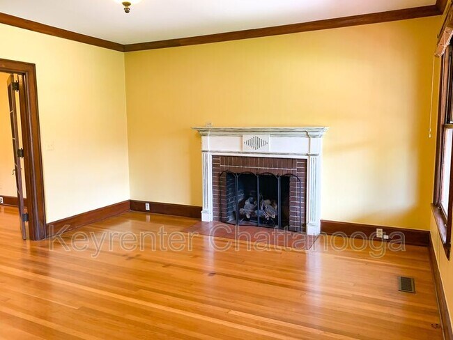Building Photo - 717 Forest Ave