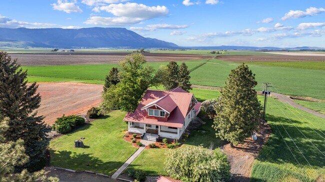 Foto del edificio - Beautiful craftsman style farmhouse outsid...