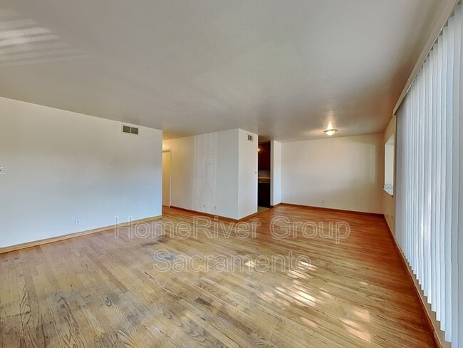 Foto del edificio - 7110 Chandler Dr