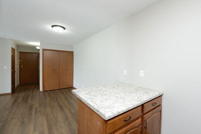 Building Photo - Newly Updated 2 Bed, 2 Bath – Great Locati...