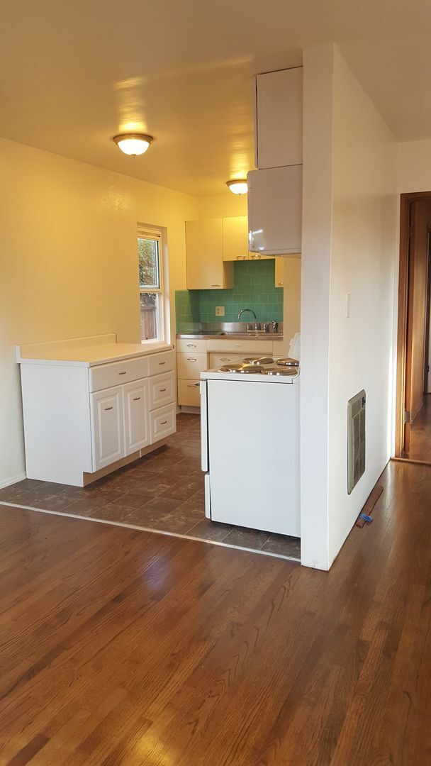 Building Photo - Vintage 1BR/BA Cottage with Garage and HUGE yard For Rent