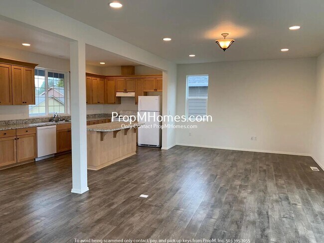 Building Photo - Spacious Three Bedroom Home in McMinnville!