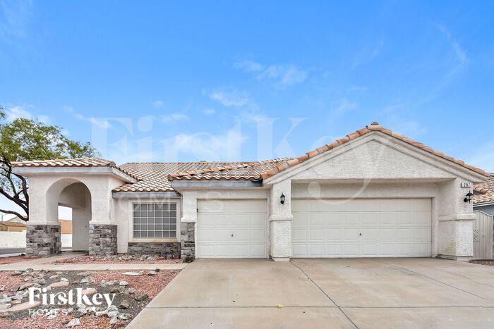 Primary Photo - 207 E Tamarack Dr