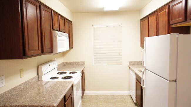 Foto del edificio - GUARD-GATED 1-BEDROOM CONDO WITH COMMUNITY POOL