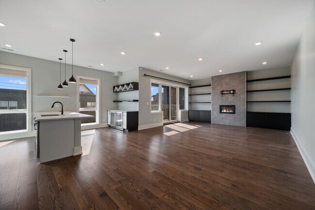 Building Photo - 3016 W Belmont Ave