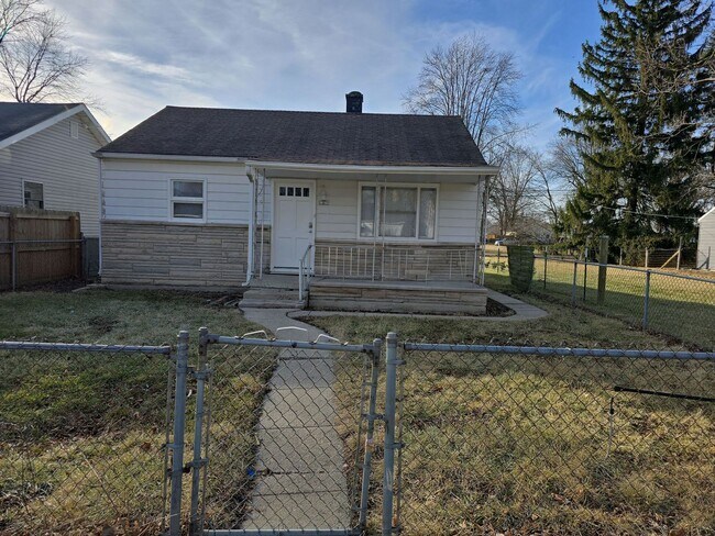 Building Photo - Renovated 2 Bedroom Home! Detached Garage! Pet Friendly!