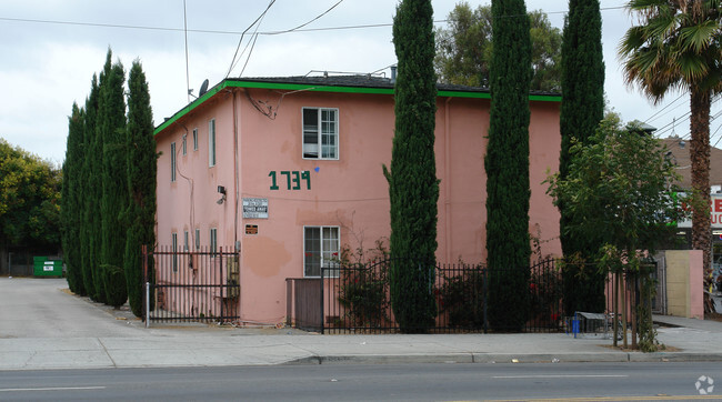 Building Photo - 1739 McLaughlin Ave