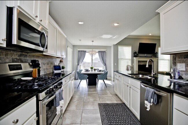 Building Photo - 3 Bedroom Home off Elm Springs Bypass! Com...