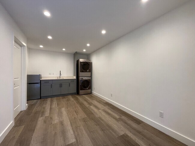 Building Photo - 938 Ingerson Ave