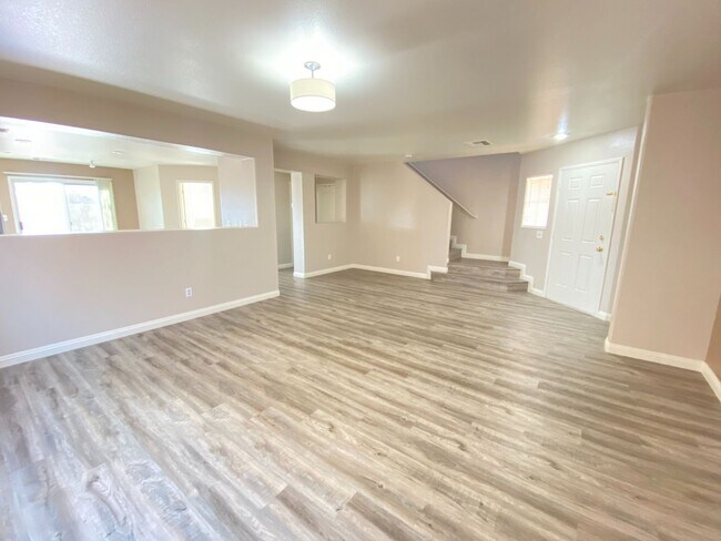 Foto del edificio - One Bedroom & One Full Bathroom Downstairs...