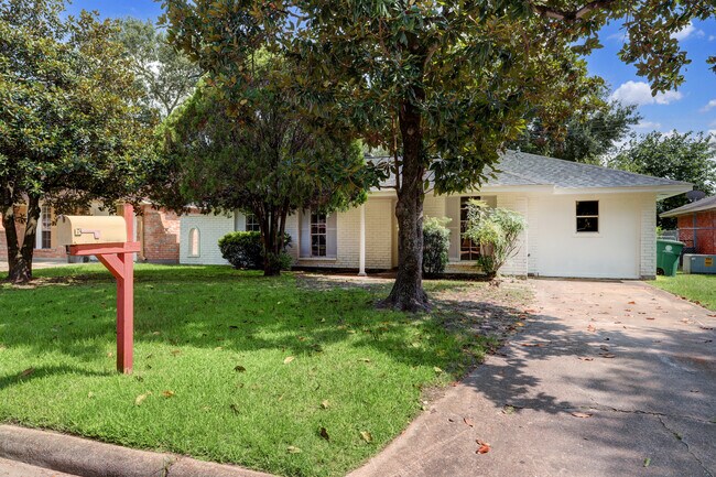 Foto del edificio - 4411 Oak Shadows Dr