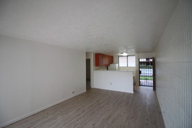 Building Photo - 2 bed, 1 bath, 1 parking Unit available in...