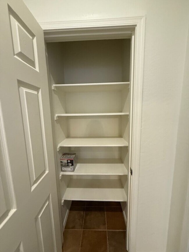 Foto del edificio - Reduced!!!  Beautiful 2-bedroom 2 Bath with Den in Mountain Gate Contact Property Pros