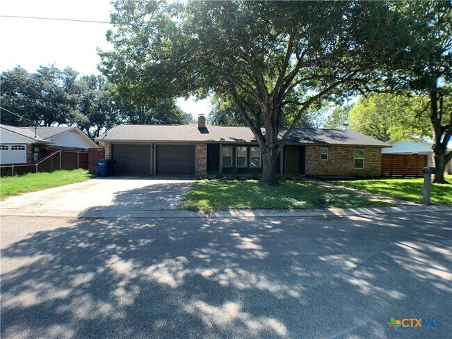 Building Photo - 1360 Poppy Ln