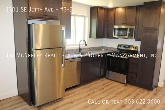 Building Photo - Third level 2 bed/ 1 bath w/ 1 Assigned Pa...