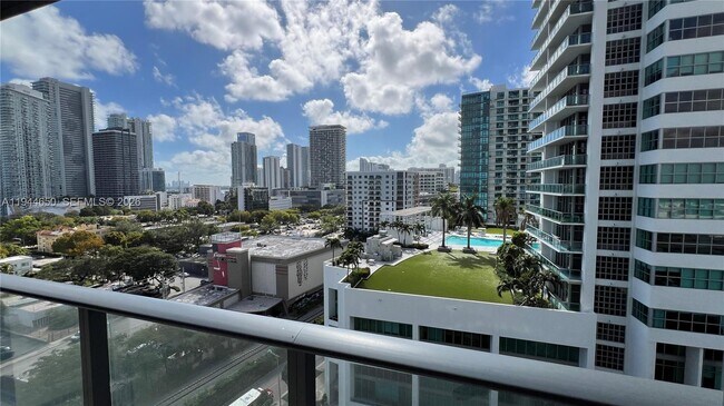 Foto del edificio - 121 NE 34th St