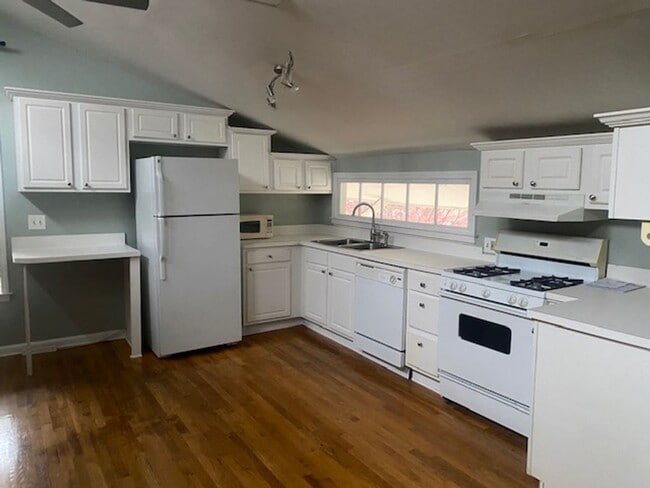 Building Photo - 883 Monroe Dr NE