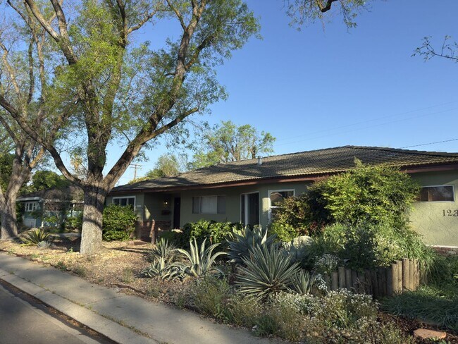 Foto del edificio - 1235 Purdue Ave