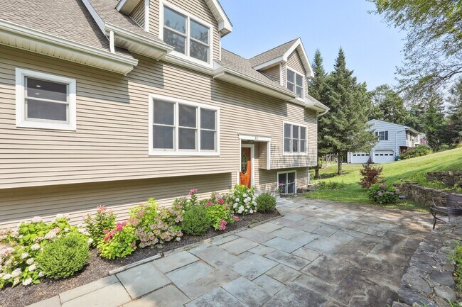 Building Photo - 31 Eastview Dr