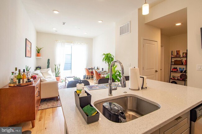 Building Photo - 627 E Girard Ave