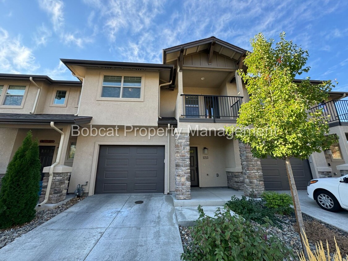 Primary Photo - Nice Townhome located near Mills Park and ...