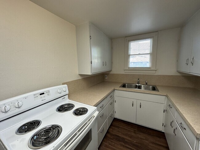 Building Photo - 3 Bed, 1 Bath Single Family Home w/ 1-Car ...