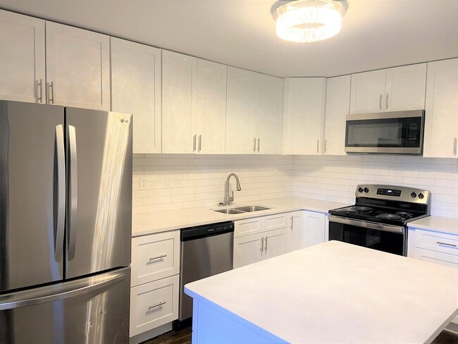 Kitchen - newly renovated - 2555 Mellville Ave
