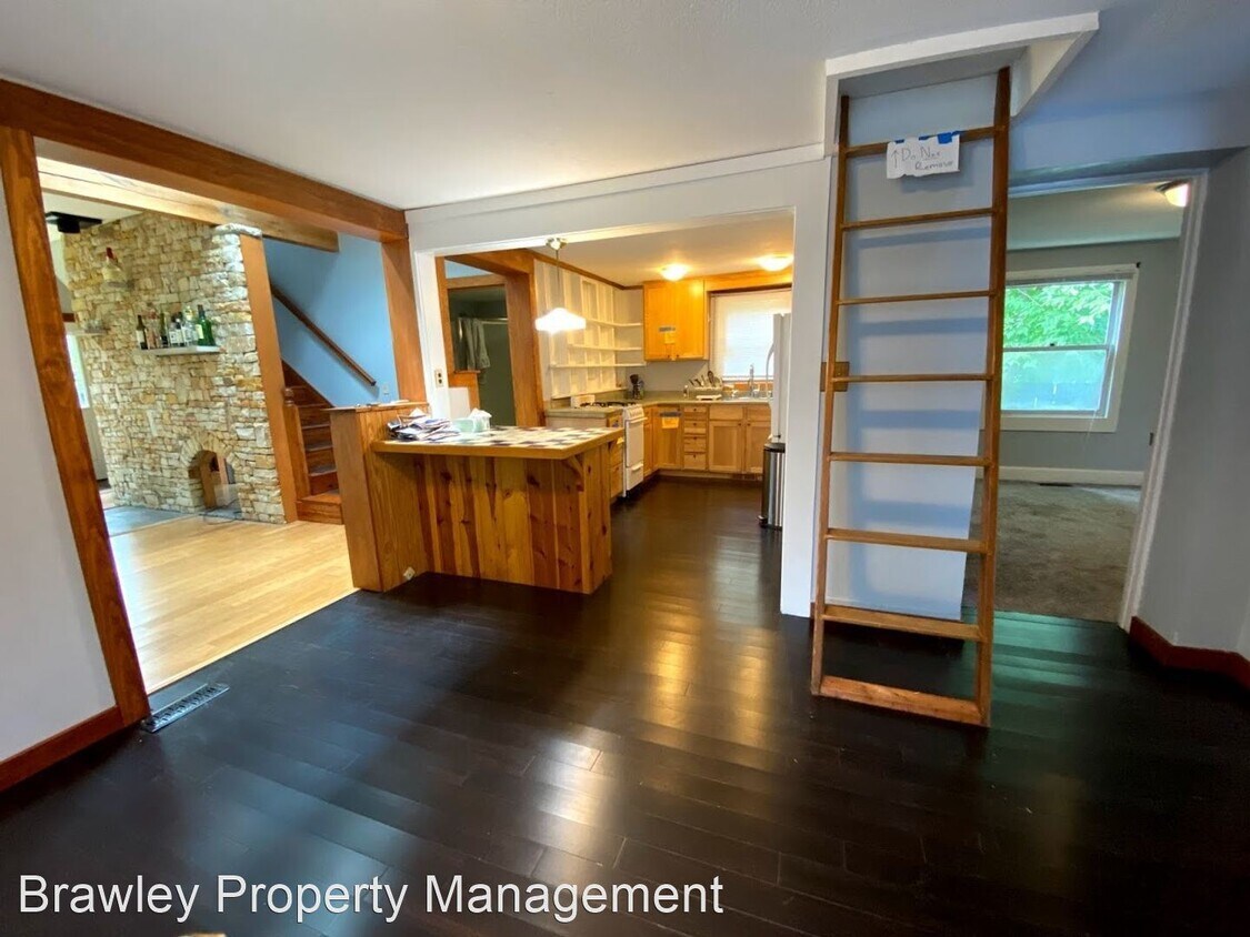 Foto principal - 3 br, 2 bath House - 310 E. 16th St