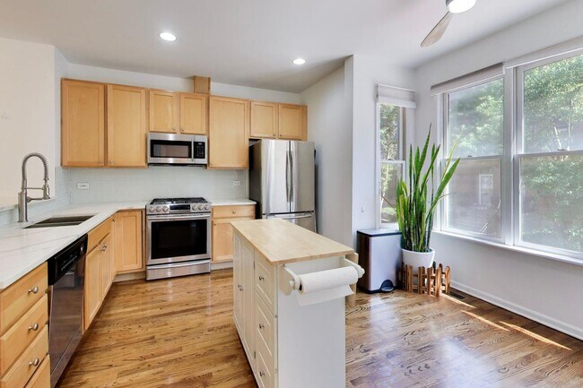 Foto del edificio - 1225 W Lexington St