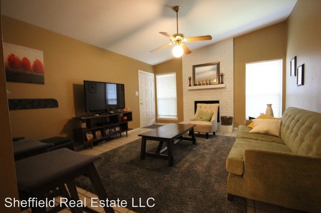 Building Photo - 11902 Broad Oaks Dr