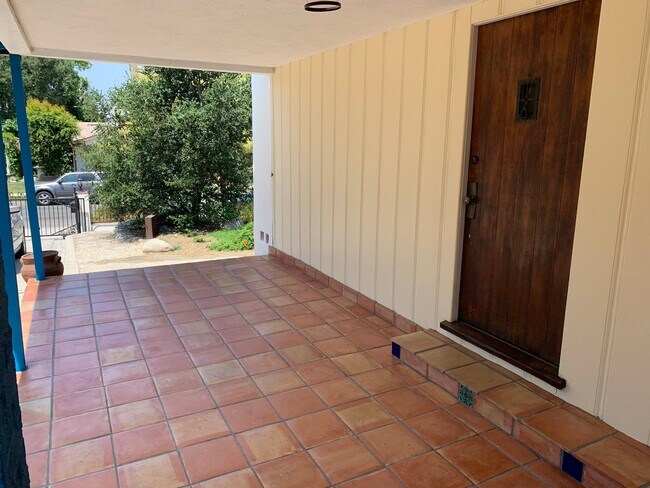 Foto del edificio - 5046 La Roda Ave