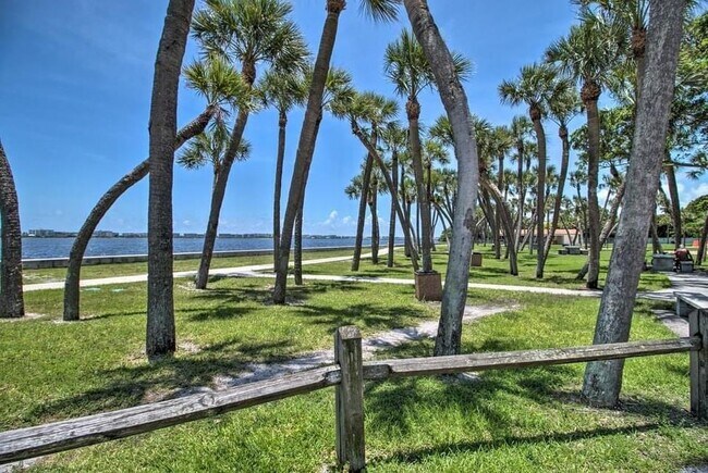 Foto del edificio - 407 S Lakeside Dr