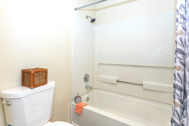2BR, 2BA - 810SF - Gold Coast Apartments